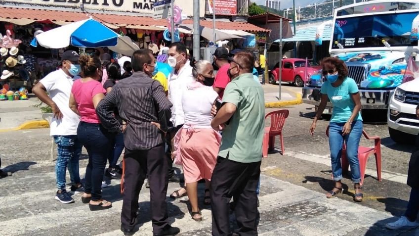 Aguas negras inundan negocios de zona Dorada en Acapulco 