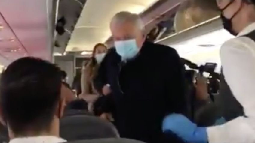 AMLO es ovacionado por pasajeros durante vuelo que lo trasladó a Chihuahua