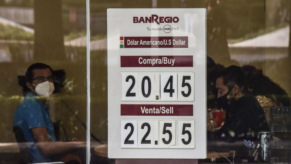 El peso mexicano y la bolsa perdieron el martes en medio de temores debido a un incremento de infecciones por COVID-19 en varios países. FOTO: Cuartoscuro