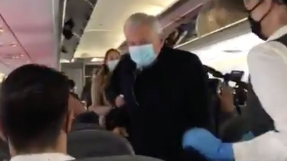 AMLO abordó un vuelo comercial. Foto: Especial.