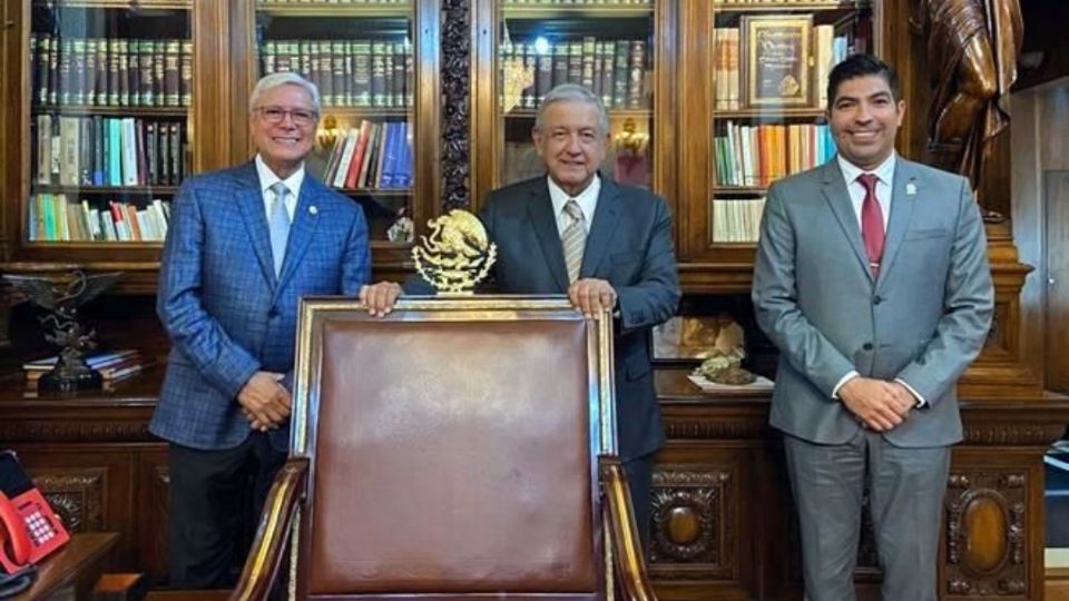 PREVÉ GIRA. El Presidente recibió en Palacio al gobernador de Baja California, Jaime Bonilla, y al alcalde de Ensenada, Armando Ayala. Foto: Especial