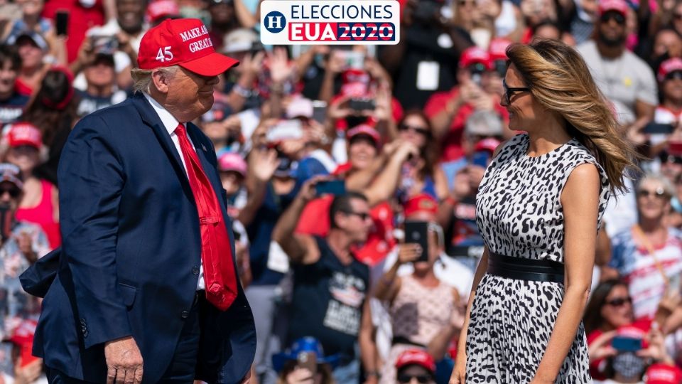 TAMPA. El presidente Trump (sin cubrebocas) fue presentado ayer por su esposa en un mitin. Foto: AP
