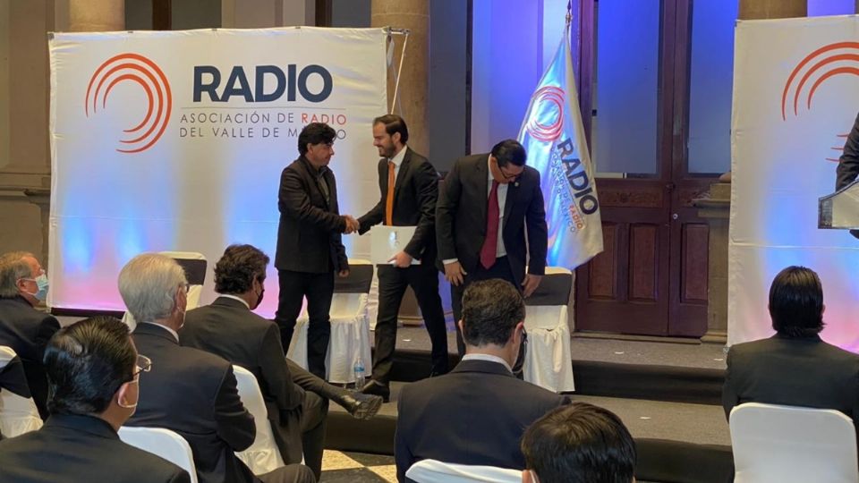 El director del Heraldo Radio y presidente saliente de la ARVM, Adrián Laris señaló que la industria radiofónica enfrenta un nuevo reto de reinventarse por la pandemia de COVID-19.