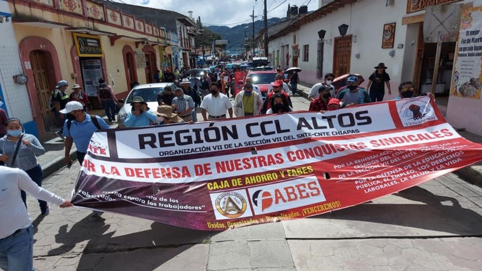 '33 docentes fueron cesados, a otros les retuvieron quincenas, congelaron la caja de ahorro y no entregan Orden de Comisión a menos de renunciar a la lucha' Foto: Especial