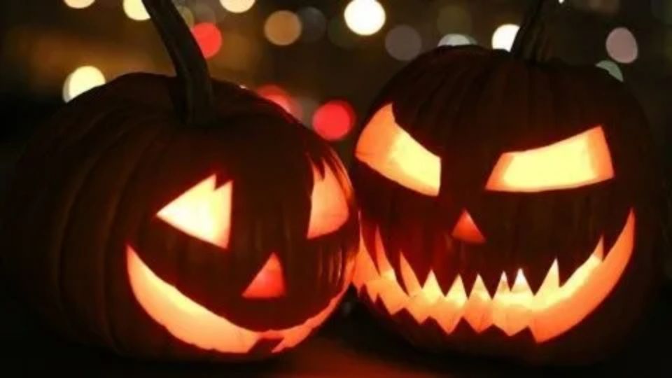 La noche de Halloween es perfecta para celebrar el terror y, dicho sea de paso, los nacimientos y muertes de famosos.