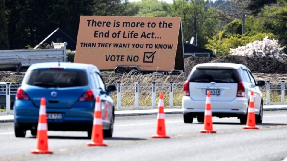 Mensajes en contra del voto a favor de la eutanasia se pudieron ver en diversas partes del país oceánico. Foto: AP.