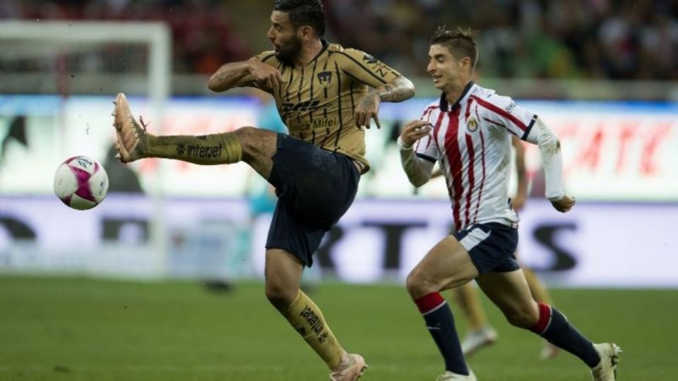 Jugadores de Pumas y Chivas durante partido. Foto: Mexsport