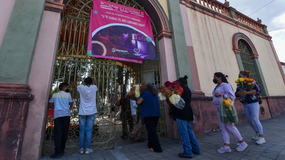 CERRADOS. el gobierno local informó que los panteones iban a cerrar el 1 y 2 de noviembre, pero en algunos casos se hizo de manera anticipada. Foto: Cuartoscuro