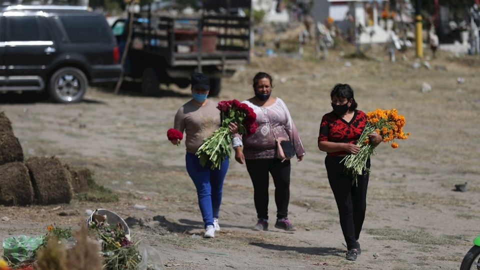 Vine a dejar unas flores, a visitar a mi marido. Tiene mucho tiempo que no vengo Foto: EFE