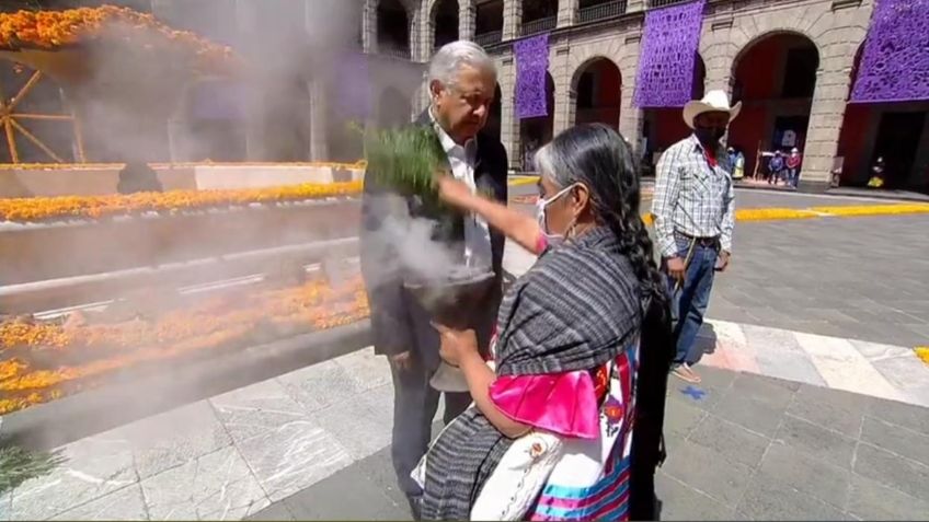 AMLO encabeza ceremonia por los tres días de luto nacional  y presenta ofrenda en Palacio Nacional