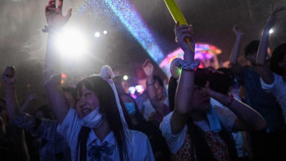 Miles de personas bailaron apretujadas al ritmo de la música electrónica en el Maya Beach Water Park. FTO: AFP