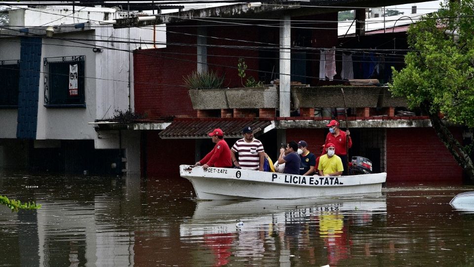 NIVELES MÁXIMOS. La policía de Tabasco rescató a la ciudadanía con ayuda de una lancha. Foto: EFE