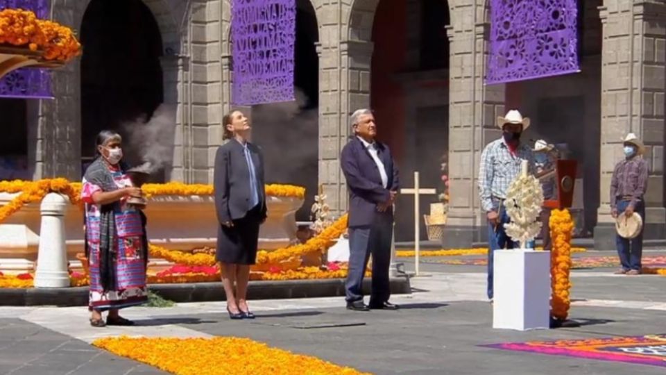 RITUALES. El presidente López Obrador y su esposa Beatriz Gutiérrez Müller recorrieron los altares en Palacio Nacional. Foto: Especial