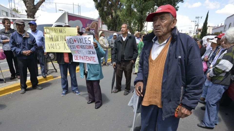 Este lunes 1 de marzo, casí 4 millones de pensionados podrán cobrar su apoyo en sucursales bancarias. Foto: Especial