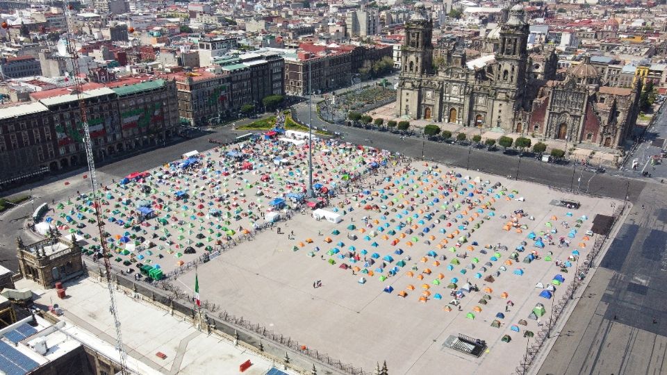 CRECIMIENTO. La presencia de los manifestantes ya casi ocupa el 75 por ciento del Zócalo. Foto: Daniel Ojeda