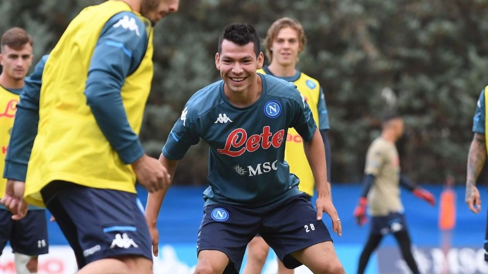 El jugador mexicano y sus compañeros están a la espera de qué hacer. Foto: Napoli