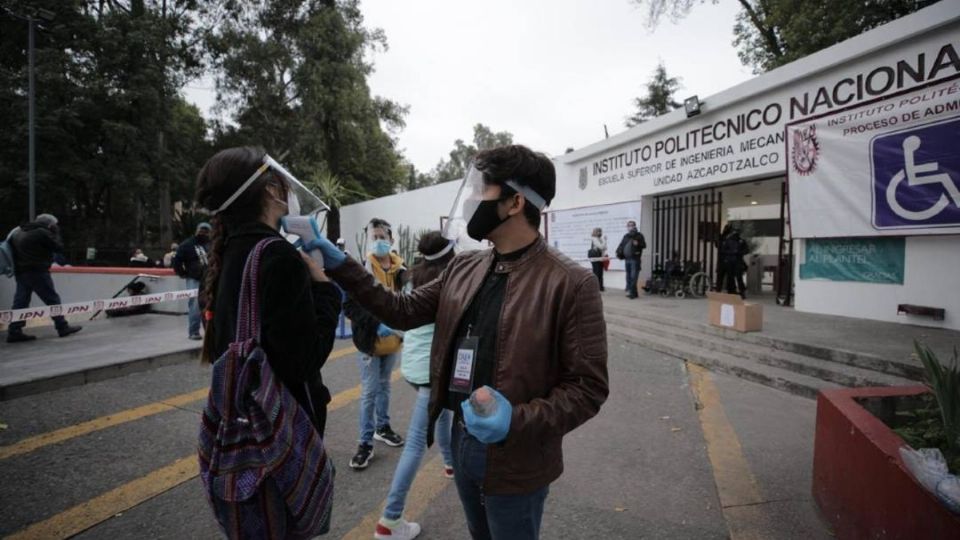 Al ingreso de las aulas se llevó a cabo la revisión de los alumnos, para evitar posibles casos de Covid-19. Foto: Especial