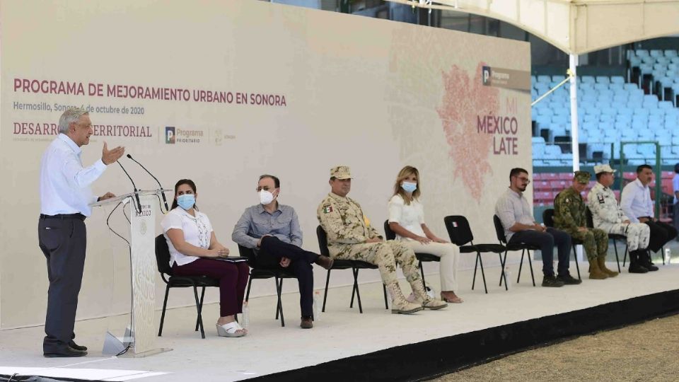 El presidente López Obrador señaló que están molestos porque su gobierno combate la corrupción y los 'conservadores' quieren que regresen los privilegios para unos cuantos. Foto: Especial