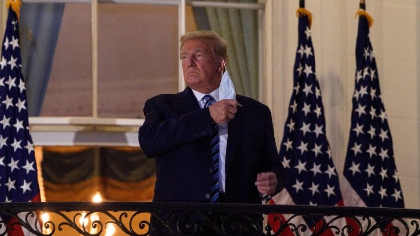 Trump, aún con Covid-19, se quita el cubrebocas antes de entrar a la Casa Blanca: VIDEO