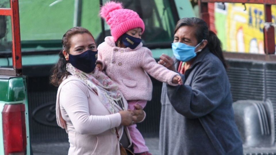 Abrigadas con chamarras y gorros mujeres de la alcaldía Magdalena Contreras mitigan el frío. FOTO: ROGELIO MORALES /CUARTOSCURO.COM