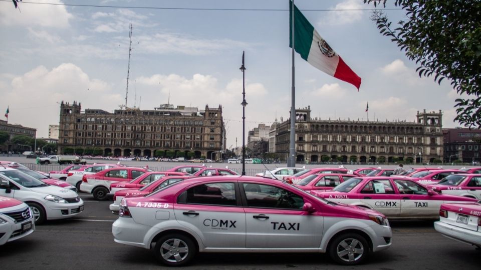 Taxistas de la Ciudad de México protestaron en el Zócalo capitalino para exigir apoyos gubernamentales, debido a las afectaciones económicas derivadas por la pandemia de Covid-19.  FOTO: ANDREA MURCIA /CUARTOSCURO.COM