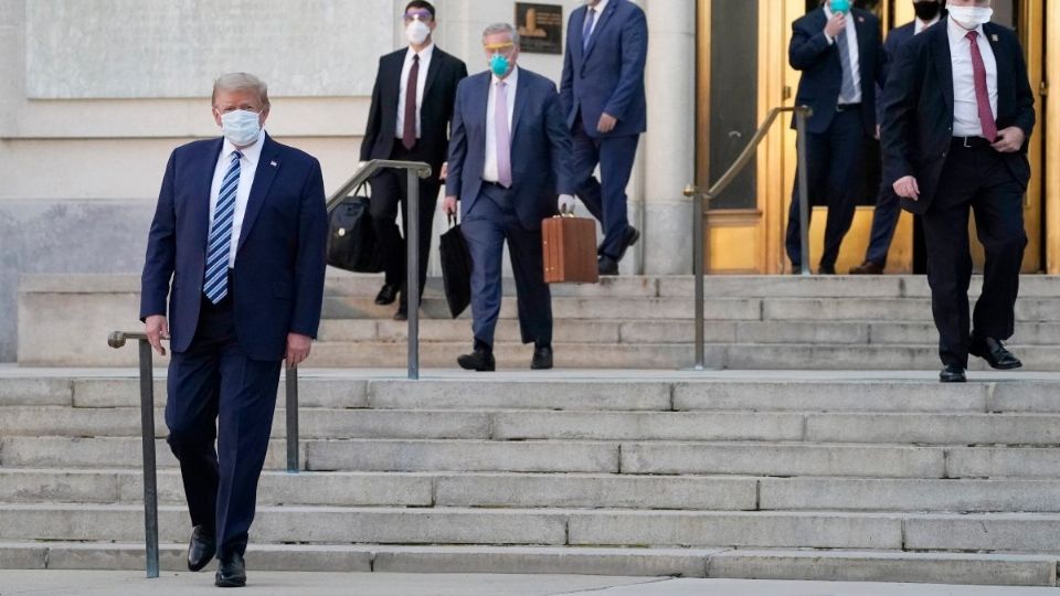 Donald Trump salió este lunes del hospital militar en el que estaba ingresado desde hace tres días para tratarse de la Covid-19. Foto: AP