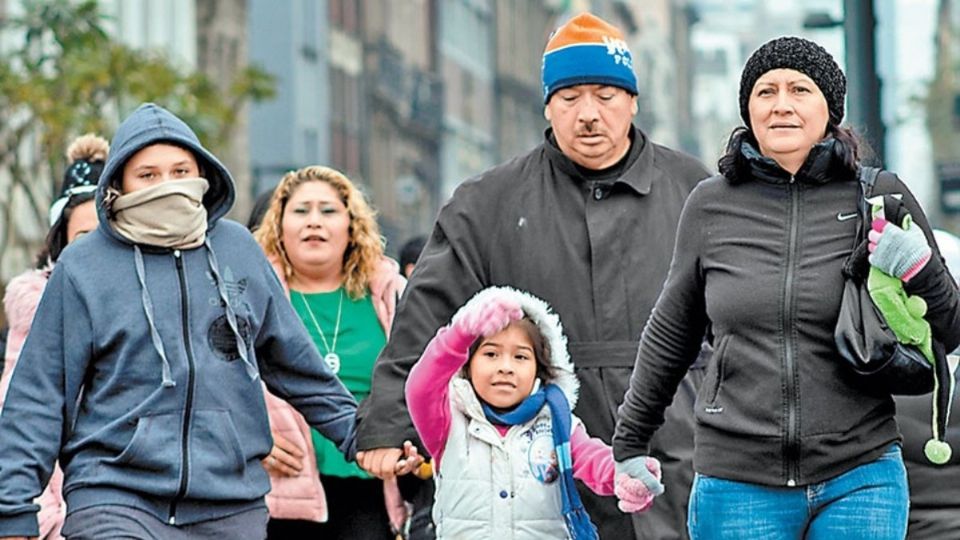 Familia camina durante mañana helada. Foto: Cuartoscuro.