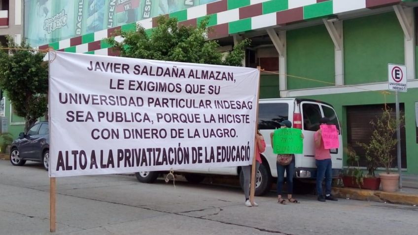 Aspirantes rechazados a universidad pública de Guerrero protestan en Acapulco