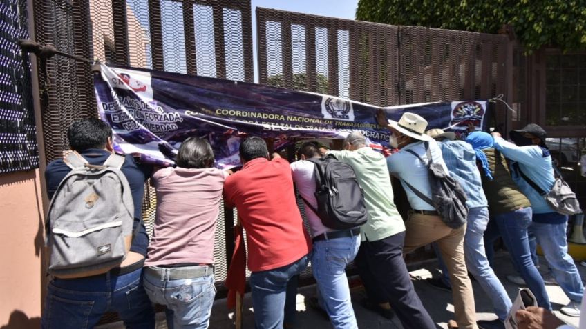 Maestros de la CETEG intentan derribar puerta principal del Congreso de Guerrero