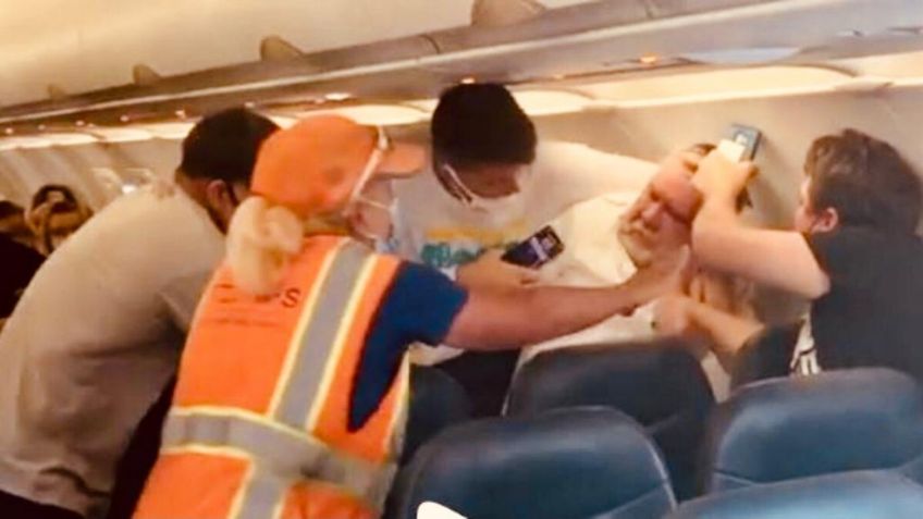 Hombre desata pelea dentro de un avión por no querer usar cubrebocas