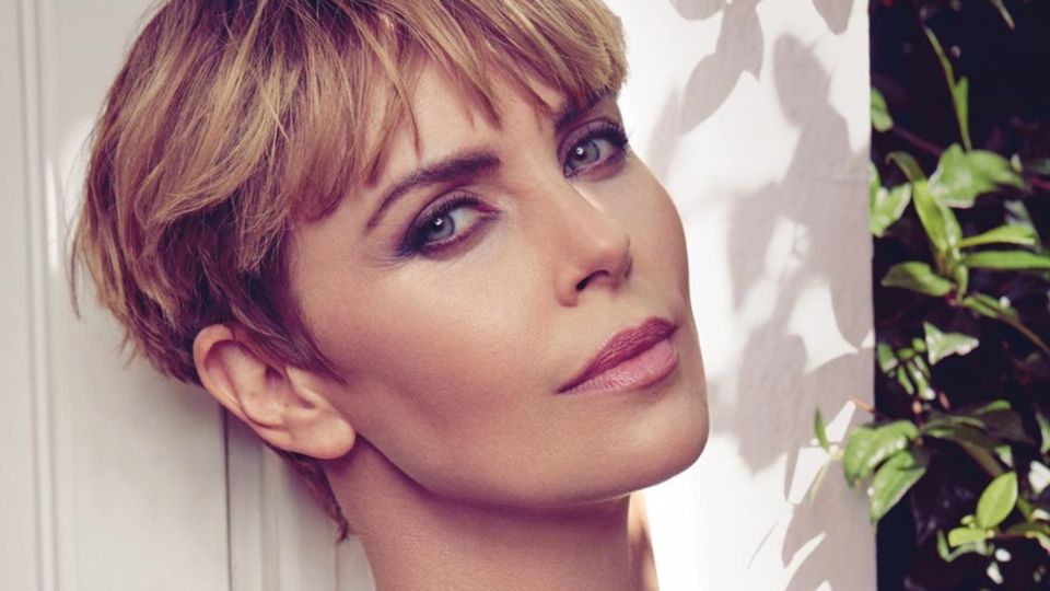 El corte Garçon es un estilo muy corto, pero no por eso te robará elegancia, así como la bella Charlize Theron. Foto: Especial