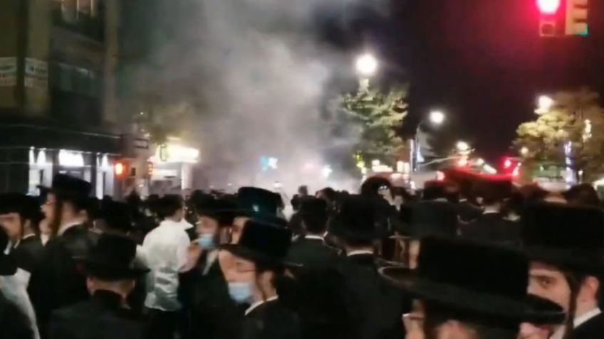 Judíos ortodoxos protestan por el Covid-19 y prenden fuego: VIDEOS