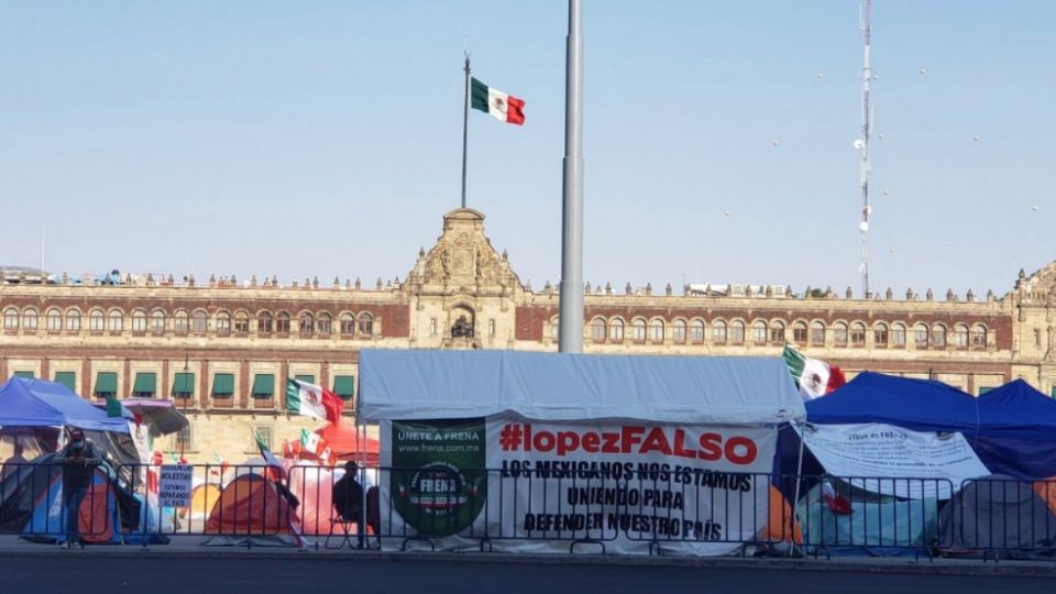 La organización FRENAAA tomó el primer cuadro del Zócalo capitalino a través de un plantón. Foto: Luis Hernández