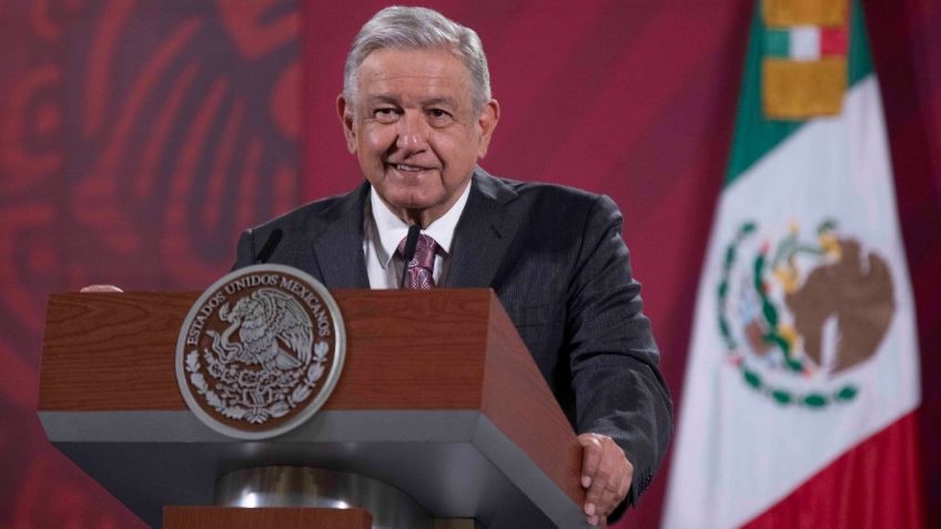 "Es momento de moralizar el país", dice AMLO en El Colegio de México