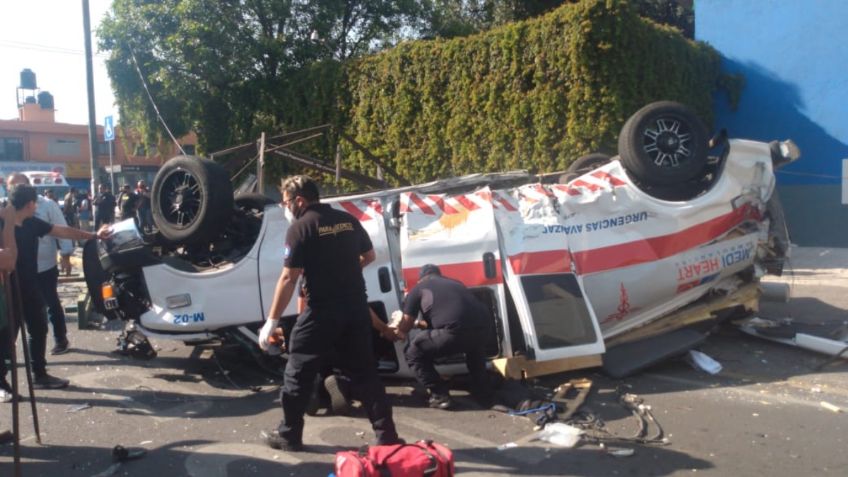 Volcadura de ambulancia en Eje Central deja, al menos, tres personas lesionadas: FOTOS