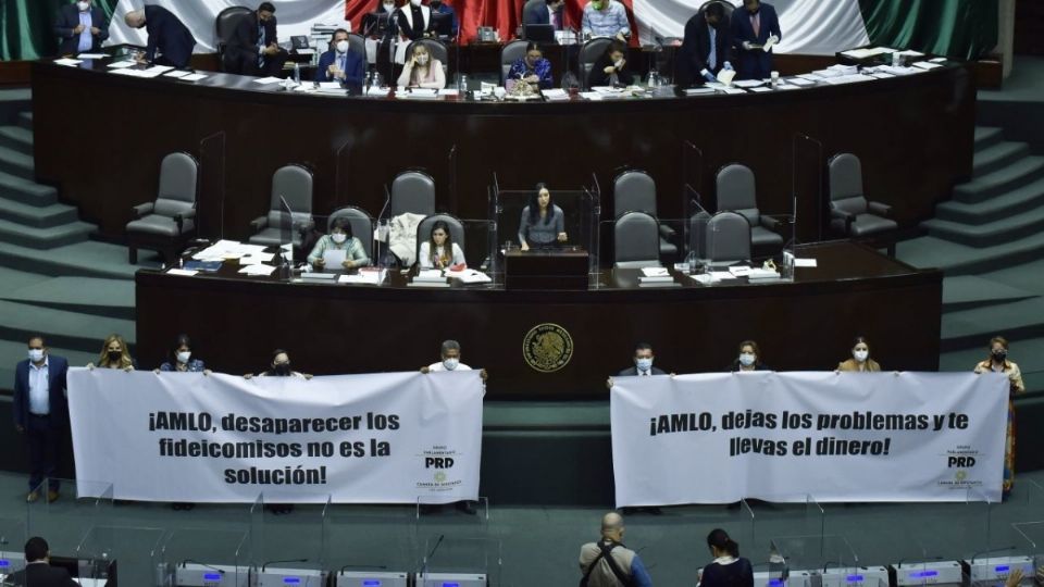 Los diputados de oposición tomaron el martes la tribuna para forzar una nueva discusión sobre fideicomisos. Foto: Cuartoscuro