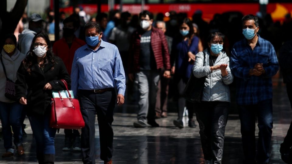 Personas regresan al primer cuadro de la ciudad durante la 14ava semana consecutiva en semáforo naranja. FOTO: GALO CAÑAS/CUARTOSCURO.COM