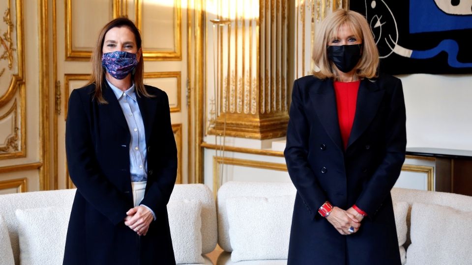 Beatriz Gutiérrez junto a Brigitte Macron en París. Foto: Reuters