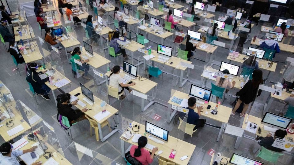 Maestros atienden llamadas de alumnos que estudian a distancia. Foto: REUTERS