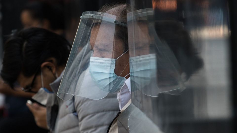 Personas en calle de la Ciudad de México usando cubrebocas y careta. Foto: Cuartoscuro