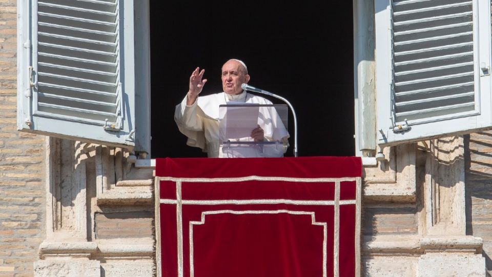 Desde la ventana del Palacio Apostólico, el Papa Francisco dio un mensaje previo al rezo mariano del Ángelus. Foto: Pablo Esparza