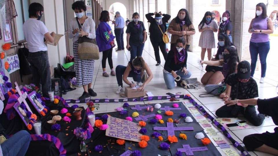 Luego de colocar el altar con cruces moradas, las feministas leyeron un manifiesto. Foto: Especial