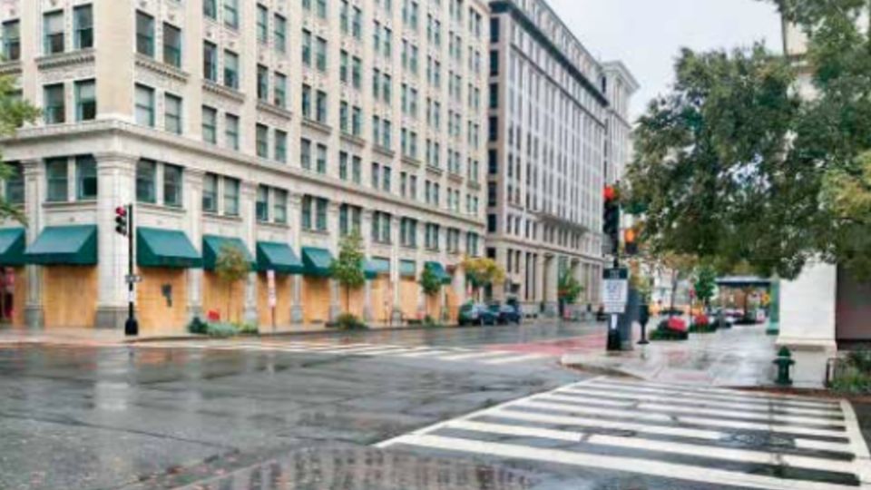 SE ALISTA.  Negocios de los alrededores de la Casa Blanca ya colocaron protecciones. Foto: ELÍAS DE LA FUENTE