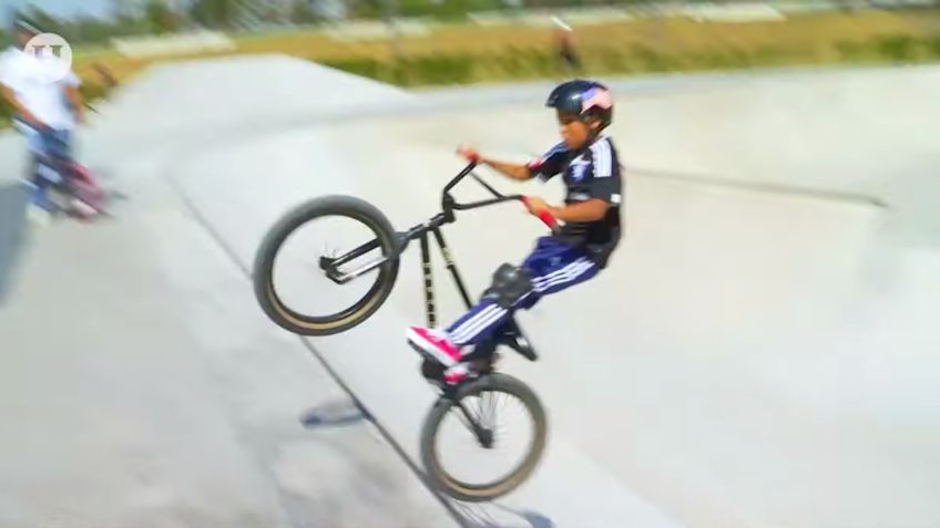 ¡Con todo y Scooter! Fernanda Tapia patina en el Parque Cuitláhuac en la CDMX