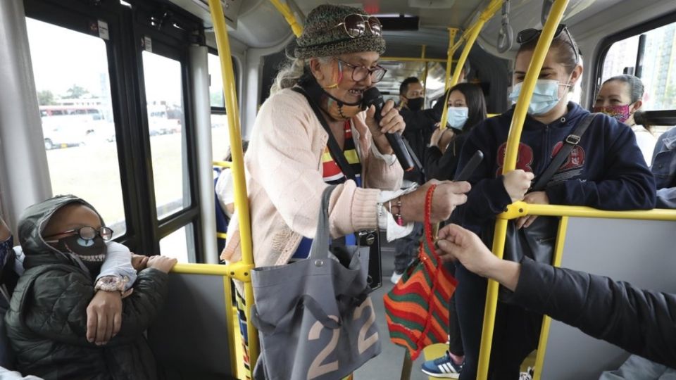 Marlene Alfonso es una abuela venezolana de 69 años que baila y canta en el Transmilenio. Foto: AP.