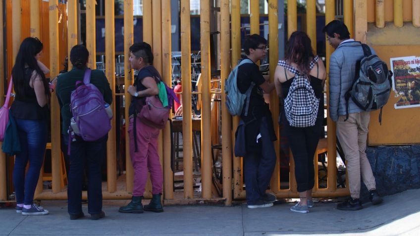 Encapuchados toman Preparatoria 9 de la UNAM