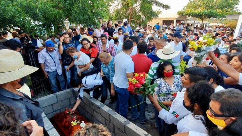 Pobladores despiden con porras y aplausos a Alcaldesa de Jamapa, Veracruz