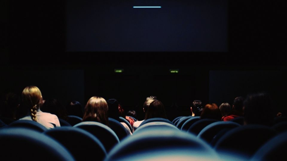 “Actividad en cines, a pesar de llevar en lugares cerrados, representa un riesgo medio bajo, porque la gente se mantiene en silencio y no existe expulsión de saliva, porque la gente mira a una misma dirección y están sentados en un solo lugar con poca movilidad”.