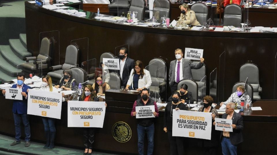 Legisladores de oposición protestaron durante el debate del PEF. Foto: Cuartoscuro