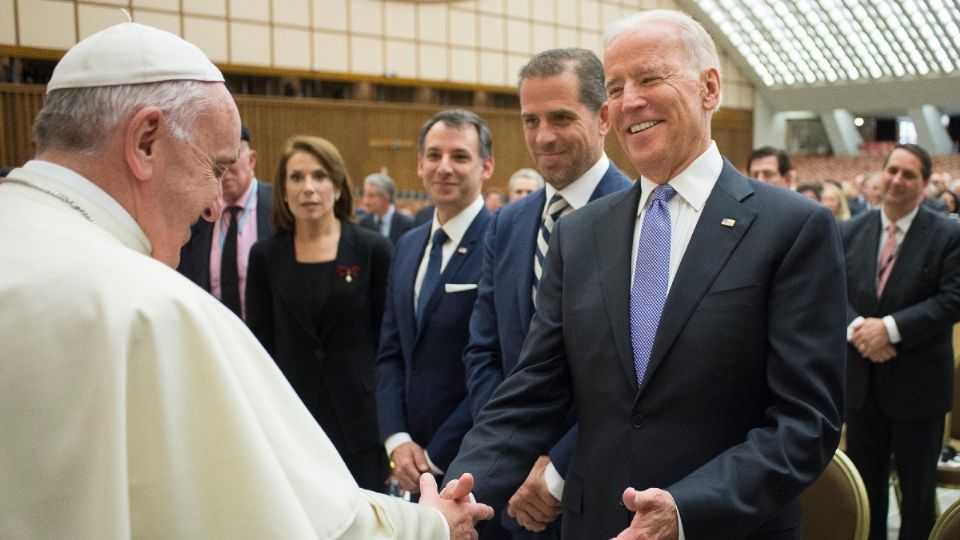 REMEMBRANZA. En diversos eventos el Papa tuvo oportunidad de charlar con Biden. Foto: AP